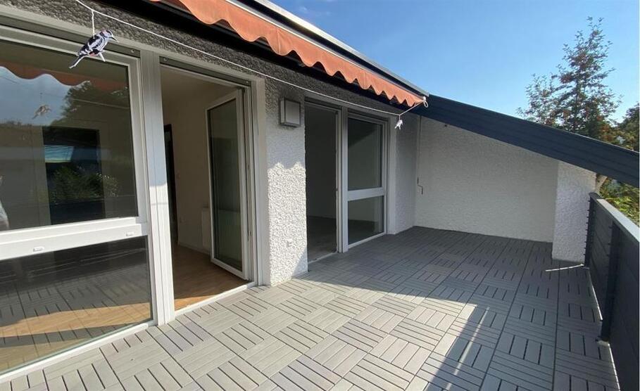 TOP MODERNISIERTE 3-Zimmer-DG- Wohnung MIT BALKON UND GARAGE IN REUTTI