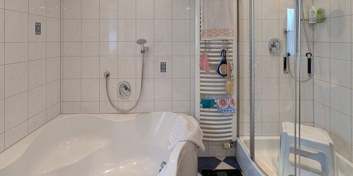 Ideal für Paare mit hohem Anspruch an Wohnkomfort: Barrierearme EG-Whg mit Gartenanteil in Eggingen 4 zimmer