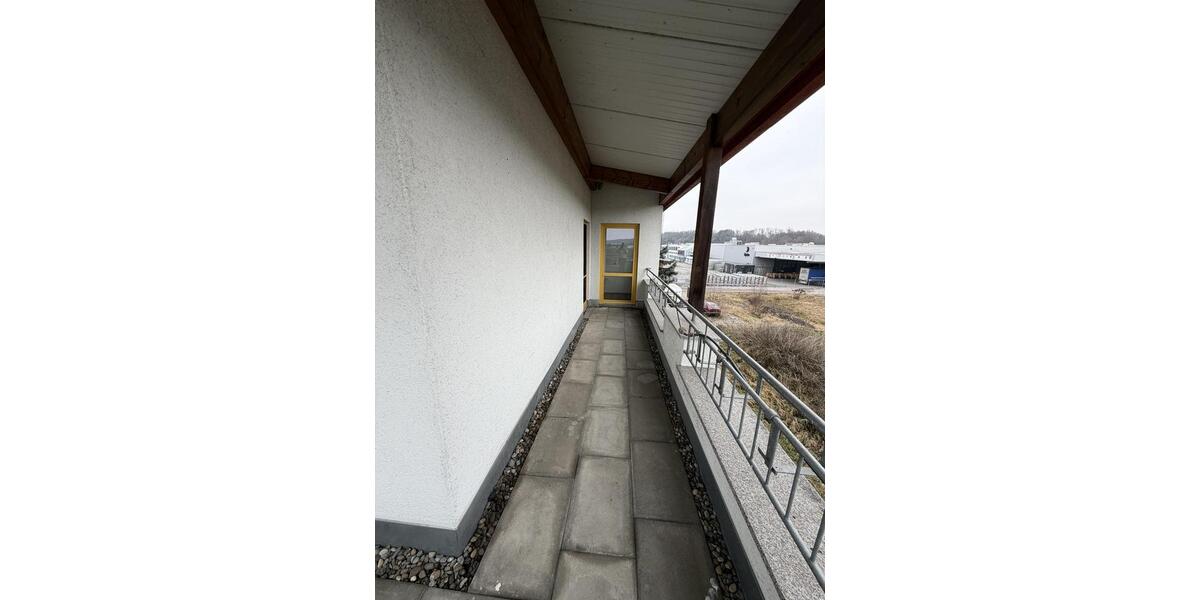 Frisch renovierte Bürofläche mit Balkon zimmer