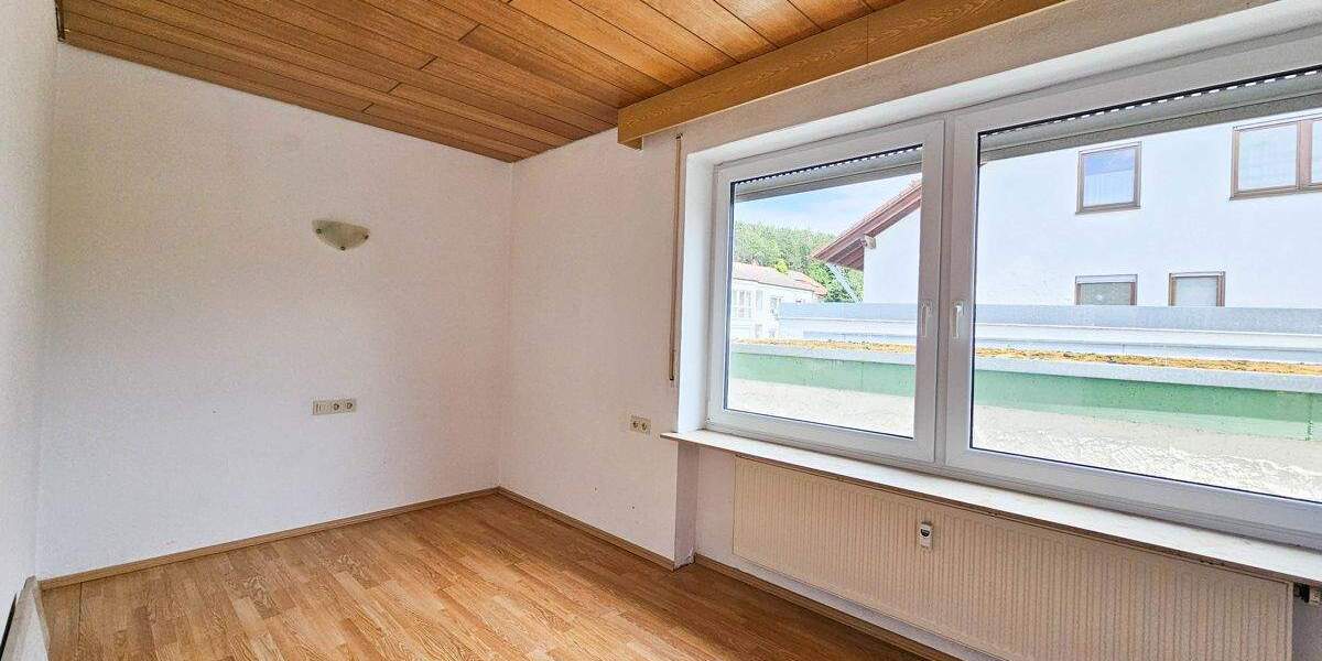 Wohnhaus mit drei Wohnungen, Doppelgarage und mehrere Stellplätze 1 zimmer