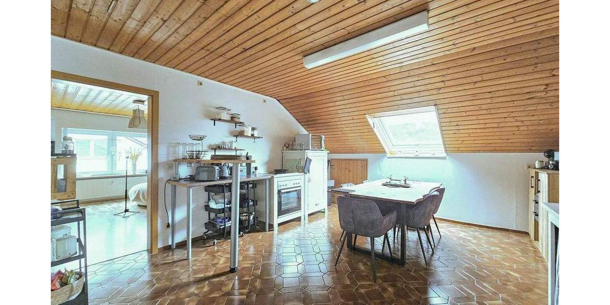 Wohnhaus mit drei Wohnungen, Doppelgarage und mehrere Stellplätze 1 zimmer