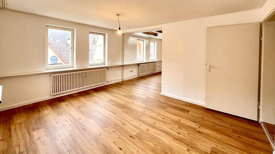 Großzügige 5,5-Zimmer-Maisonettewohnung mit Balkon, EBK & Garage 5.5 zimmer