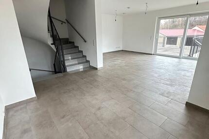 Familienfreundliche DHH mit Terasse und Garage ab sofort 6 zimmer