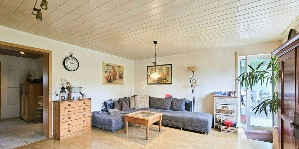 Wohnhaus mit drei Wohnungen, Doppelgarage und mehrere Stellplätze 1 zimmer