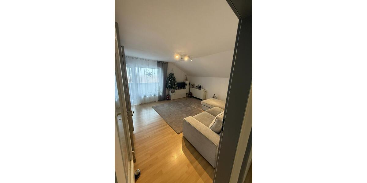 Helle 3 Zi. DG Wohnung mit Dachterrasse in ruhiger Lage 3 zimmer