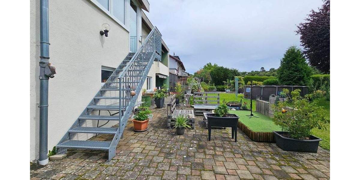 Wohnhaus mit drei Wohnungen, Doppelgarage und mehrere Stellplätze 1 zimmer