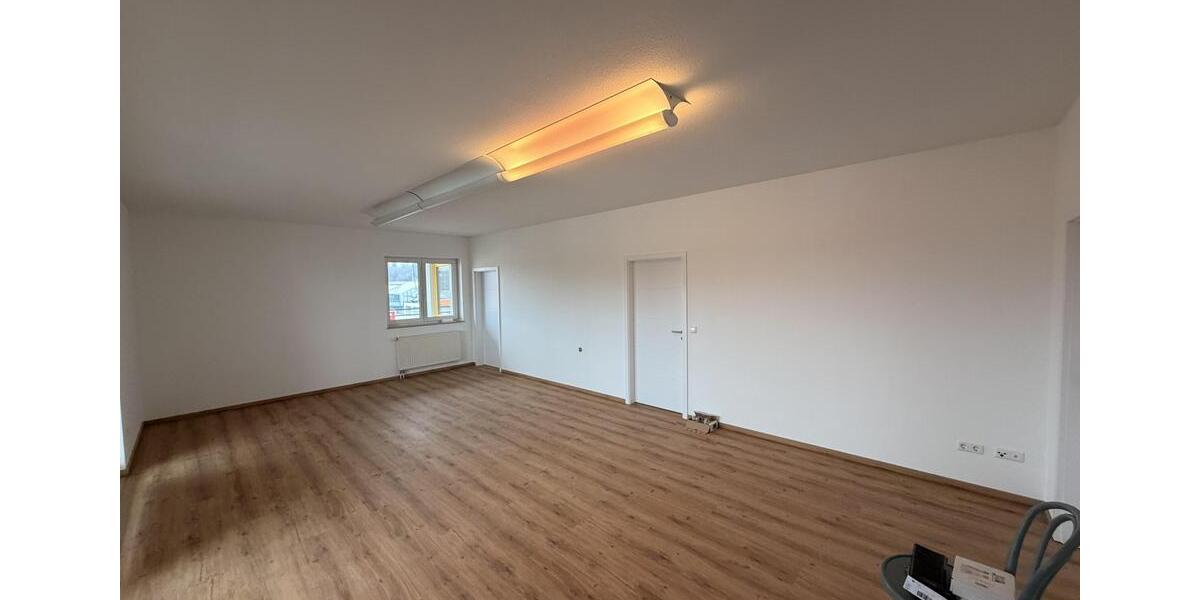 Frisch renovierte Bürofläche mit Balkon zimmer
