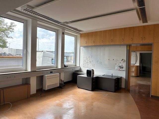 17 Büro´s mit ca. 750 m² auf 3 Geschoßflächen 1 zimmer