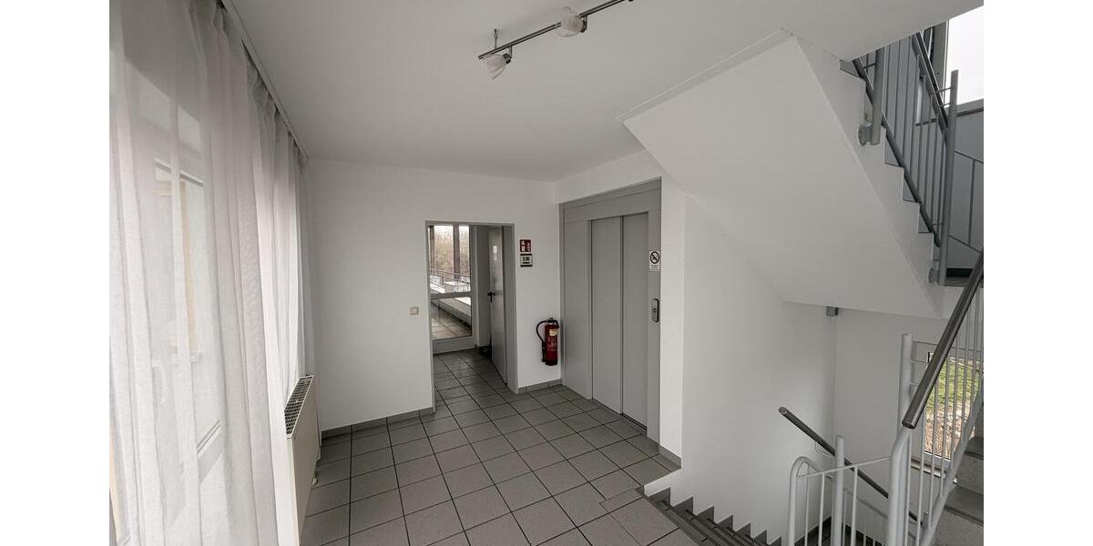 Frisch renovierte Bürofläche mit Balkon zimmer