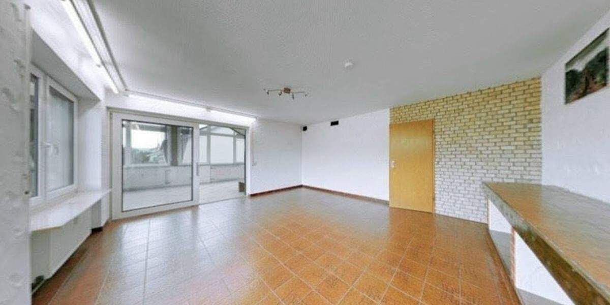 Wohnhaus mit drei Wohnungen, Doppelgarage und mehrere Stellplätze 1 zimmer