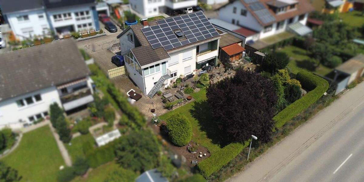 Wohnhaus mit drei Wohnungen, Doppelgarage und mehrere Stellplätze 1 zimmer