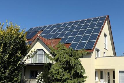 Haushälfte in Zweifamilienhaus mit großer Terrasse und Dachstudio zimmer