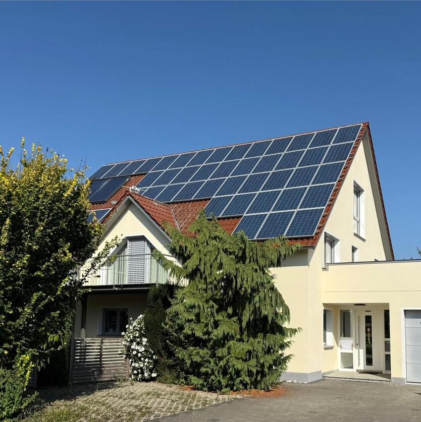 Haushälfte in Zweifamilienhaus mit großer Terrasse und Dachstudio zimmer