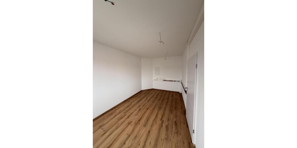 Frisch renovierte Bürofläche mit Balkon zimmer