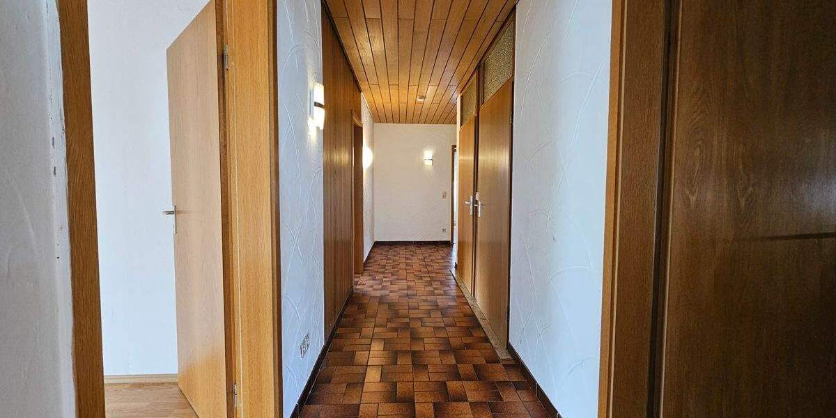 Wohnhaus mit drei Wohnungen, Doppelgarage und mehrere Stellplätze 1 zimmer