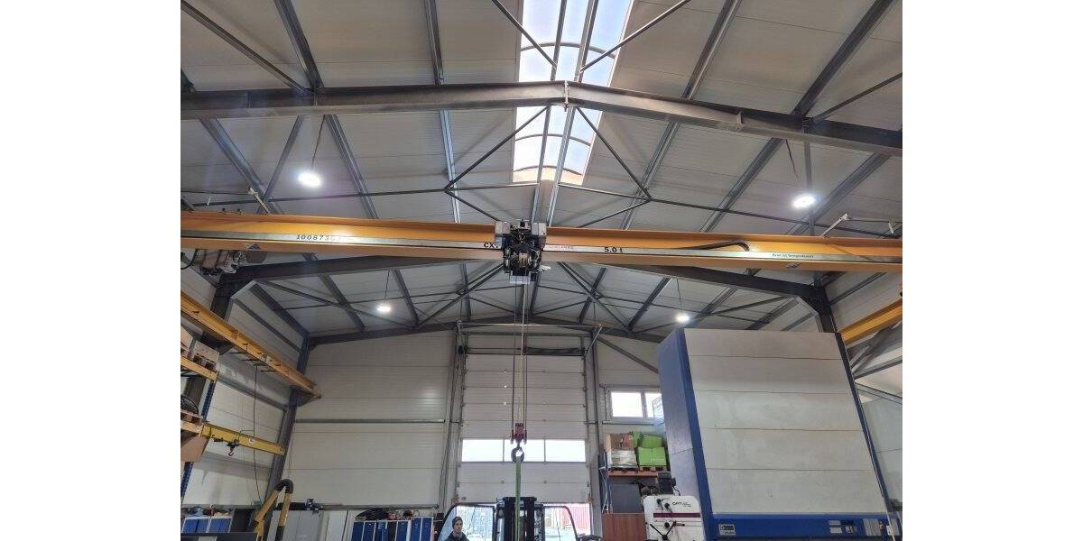 Wunderbare Liegenschaft mit 2 Hallen und Büro sowie Freifläche zimmer