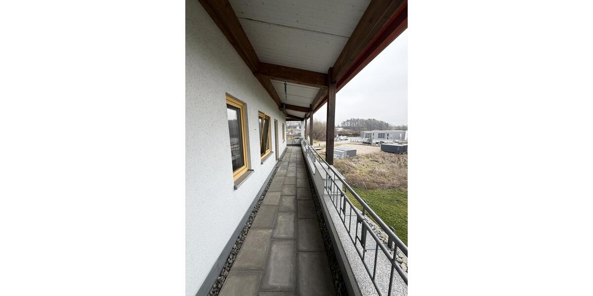 Frisch renovierte Bürofläche mit Balkon zimmer