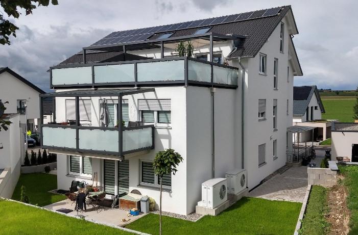 4 Zi Wohnung neuwertig hell überdachter Süd-Balkon KfZ-Stellplatz 4 zimmer