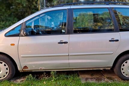 VW Sharan 278.596 km 899 € Ulm-Jungingen 89081