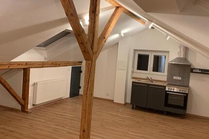 Erstbezug nach Sanierung: Stilvolle Dachgeschosswohnung 1 zimmer