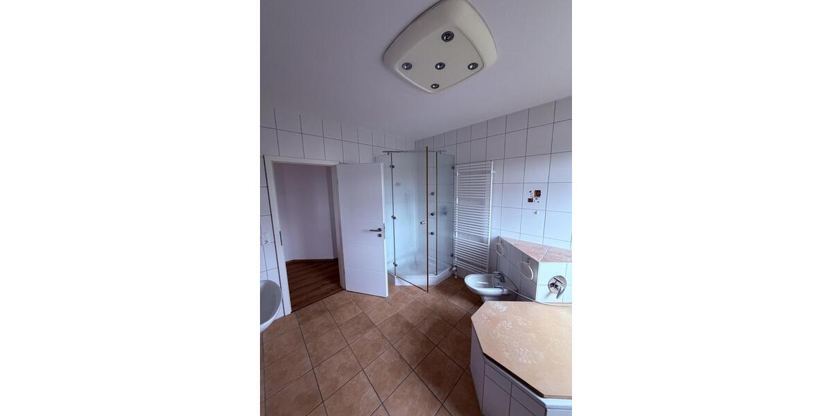 Frisch renovierte Bürofläche mit Balkon zimmer