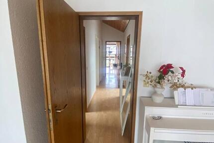 Helle Dachwohnung mit Balkon in ruhiger Lage von Schemmerberg zimmer