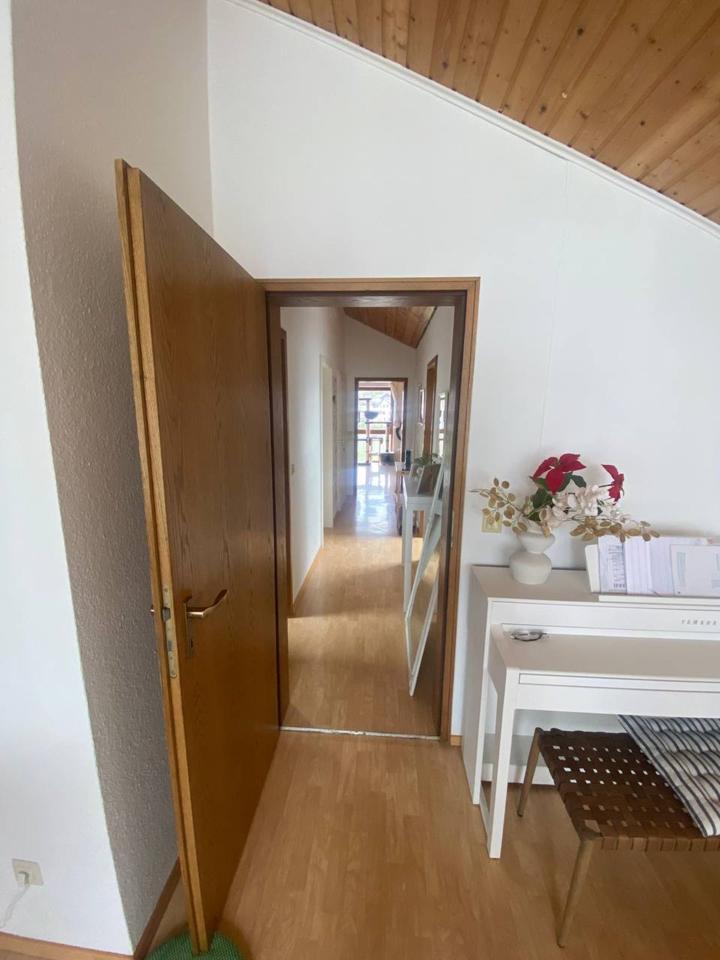 Helle Dachwohnung mit Balkon in ruhiger Lage von Schemmerberg zimmer