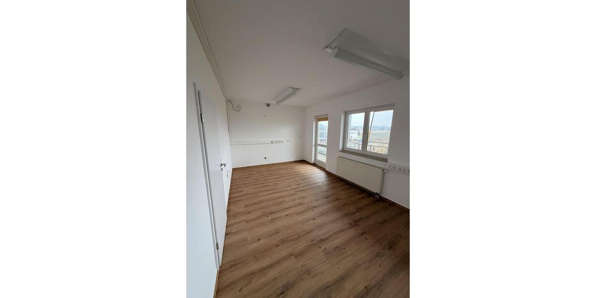 Frisch renovierte Bürofläche mit Balkon zimmer