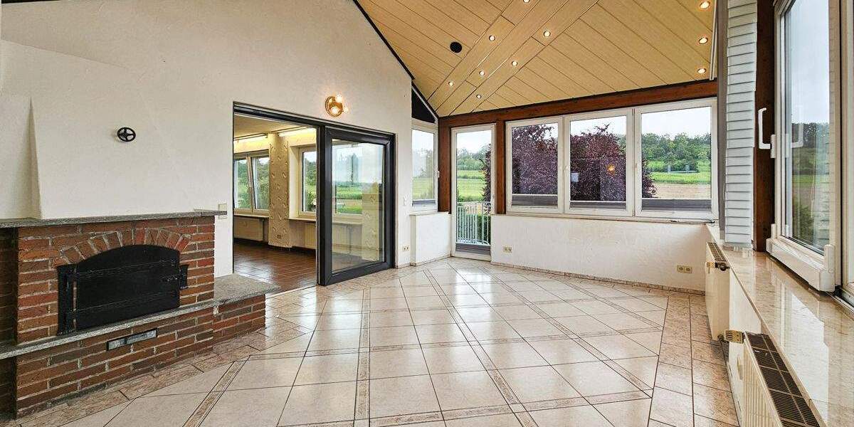 Wohnhaus mit drei Wohnungen, Doppelgarage und mehrere Stellplätze 1 zimmer