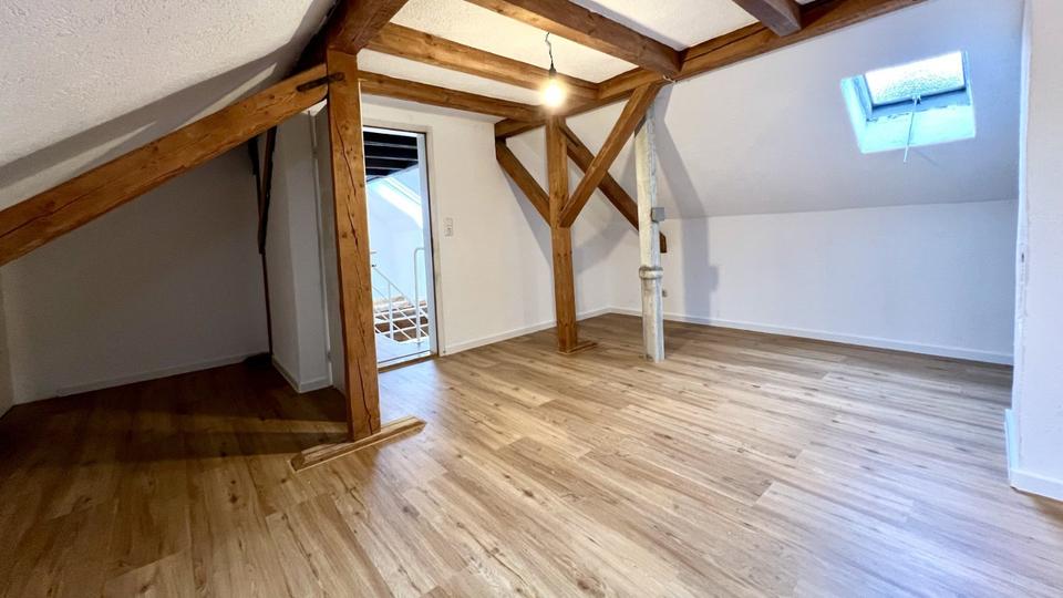Großzügige 5,5-Zimmer-Maisonettewohnung mit Balkon, EBK & Garage 5.5 zimmer