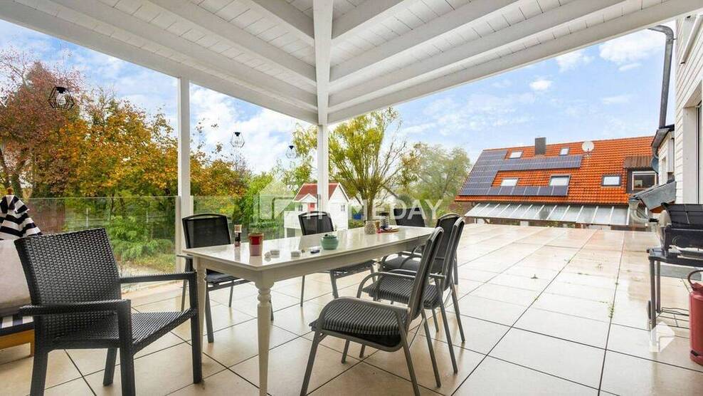 Modernes Mehrfamilienhaus in Hanglage - Traumhaftes Wohnen mit Pool, Garten und Dachterrasse