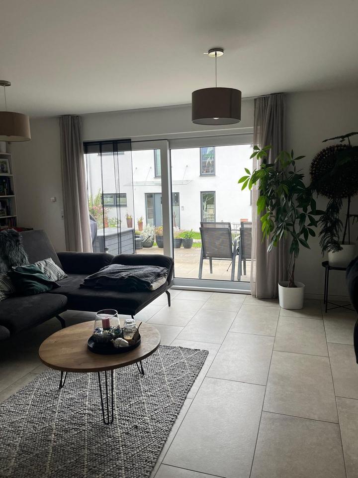 Neuwertige, moderne Doppelhaushälfte mit Garten in Oberdischingen
