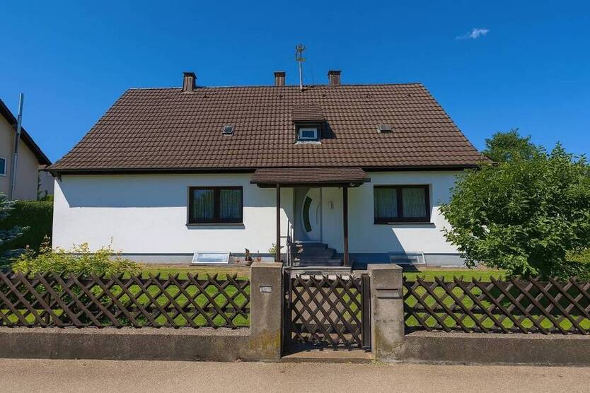 *** Attraktives Wohnhaus im Herzen von Vöhringen ***