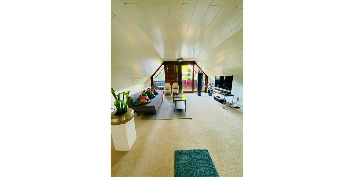 Neu-Ulm: Großes Zimmer mit Balkonzugang – für Frau in 3er WG 3 zimmer