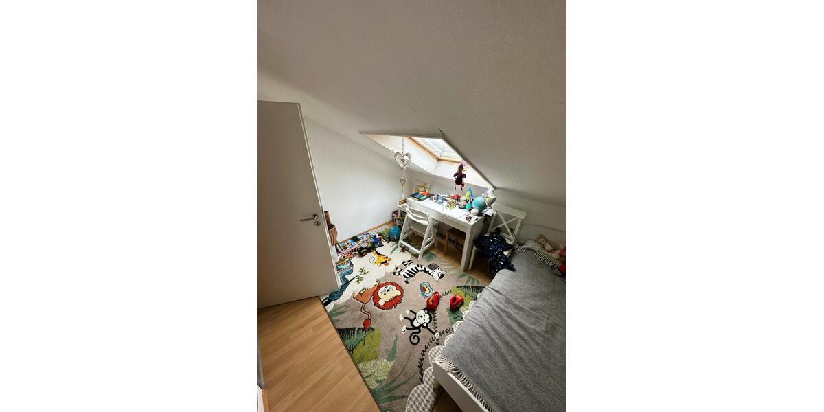 Helle 3 Zi. DG Wohnung mit Dachterrasse in ruhiger Lage 3 zimmer