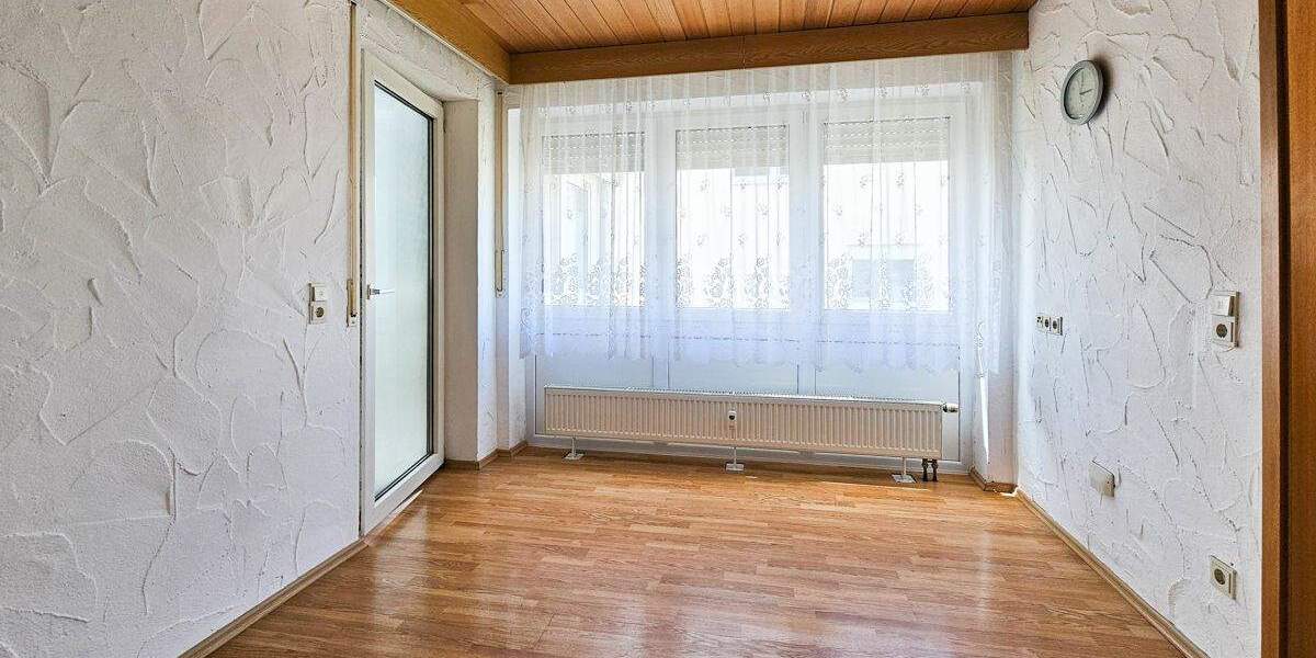 Wohnhaus mit drei Wohnungen, Doppelgarage und mehrere Stellplätze 1 zimmer