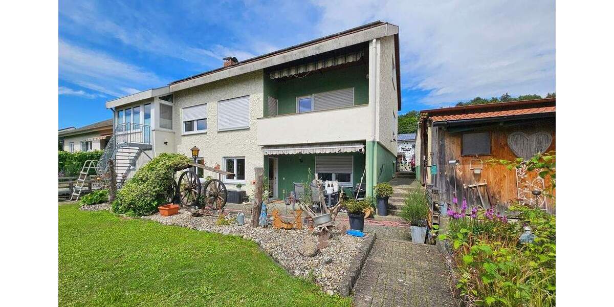 Wohnhaus mit drei Wohnungen, Doppelgarage und mehrere Stellplätze 1 zimmer