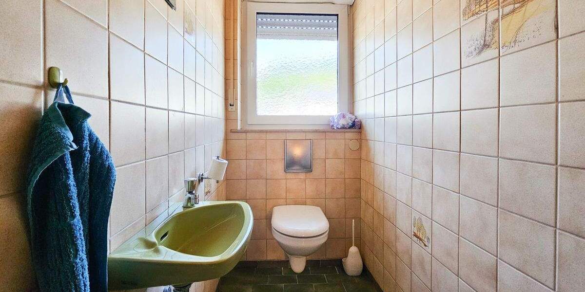 Wohnhaus mit drei Wohnungen, Doppelgarage und mehrere Stellplätze 1 zimmer