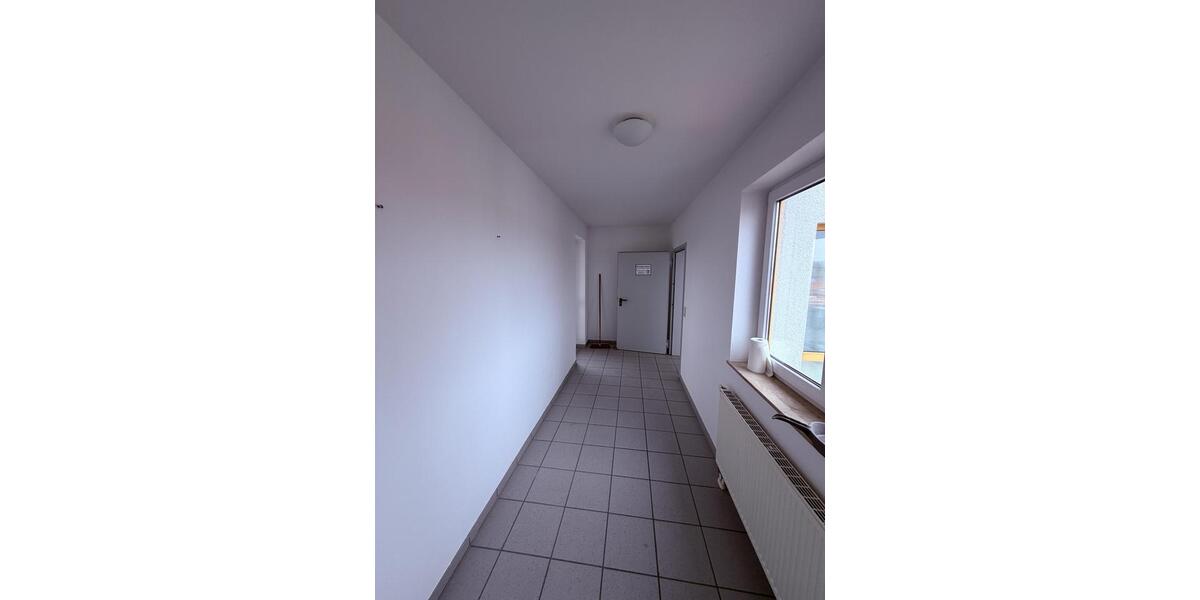 Frisch renovierte Bürofläche mit Balkon zimmer