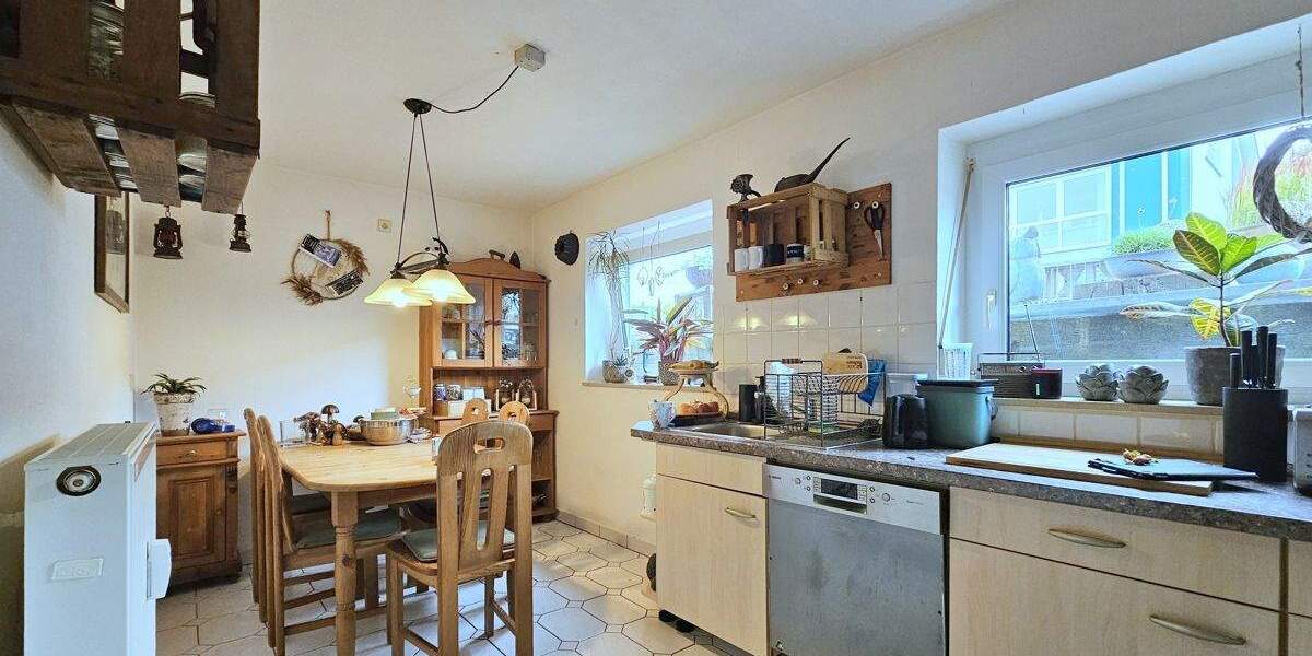 Wohnhaus mit drei Wohnungen, Doppelgarage und mehrere Stellplätze 1 zimmer