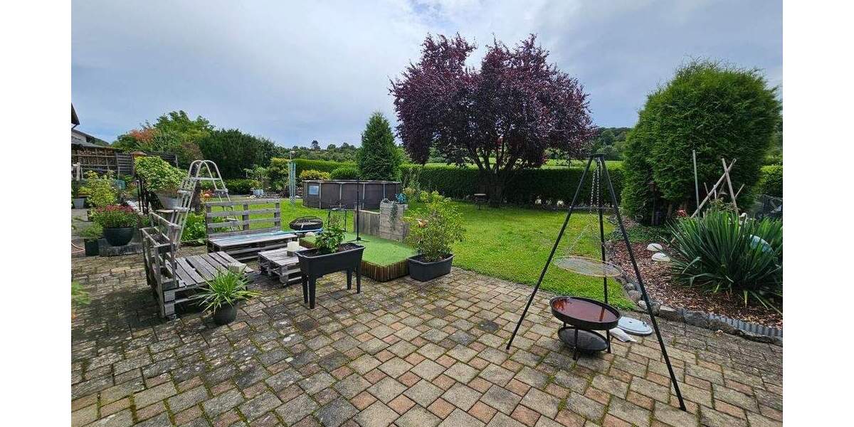 Wohnhaus mit drei Wohnungen, Doppelgarage und mehrere Stellplätze 1 zimmer