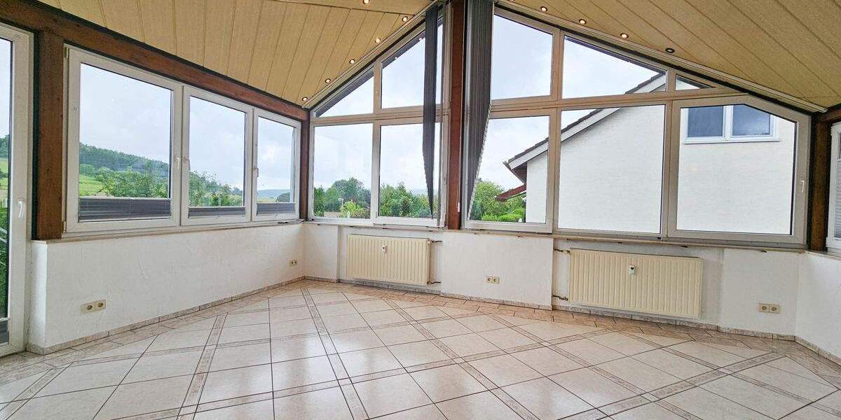 Wohnhaus mit drei Wohnungen, Doppelgarage und mehrere Stellplätze 1 zimmer