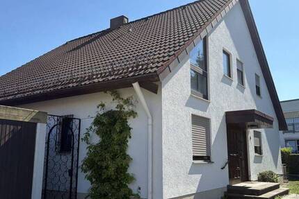 PROVISIONSFREI: Charaktervolles Haus auf großem Grund in familienfreundlicher Lage (Erbbaurecht) 7 zimmer