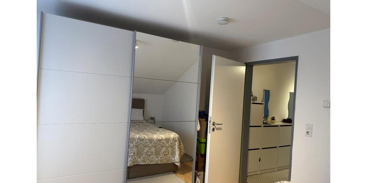 Helle 3 Zi. DG Wohnung mit Dachterrasse in ruhiger Lage 3 zimmer