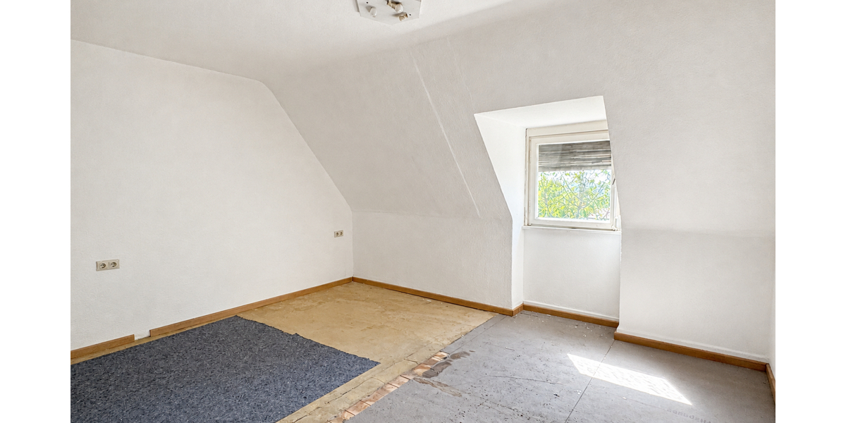 ab sofort verfügbar - Sanierungsbedürftige 3,5-Zimmer-Wohnung mit Ausbaupotenzial im Dachgeschoss - Dachgeschoßwohnung Ulm Obertalfingen | Angebot:27284711