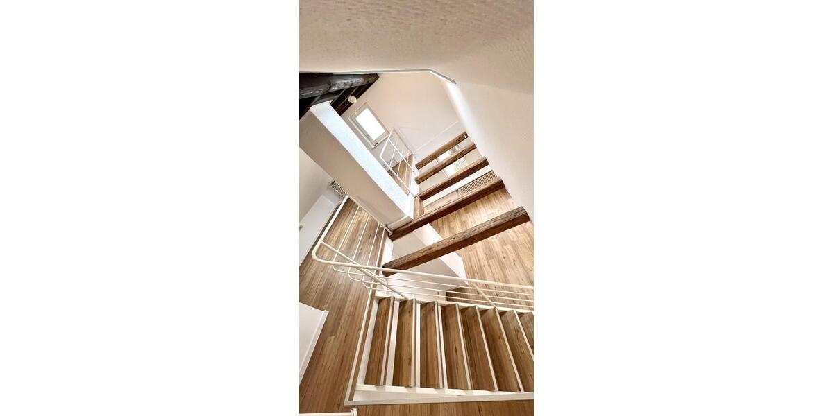 Großzügige 5,5-Zimmer-Maisonettewohnung mit Balkon, EBK & Garage 5.5 zimmer