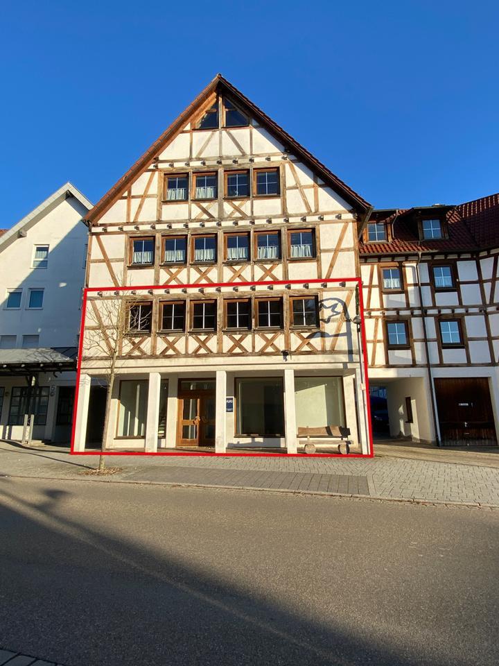 Laden-Ausstellungsfläche an Durchgangsstraße