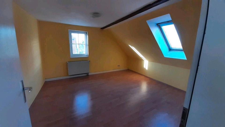 Dachgeschoßwohnung Berghülen - 3 Zimmer, 81 m&sup2;, 930&euro; | Angebot:26045338