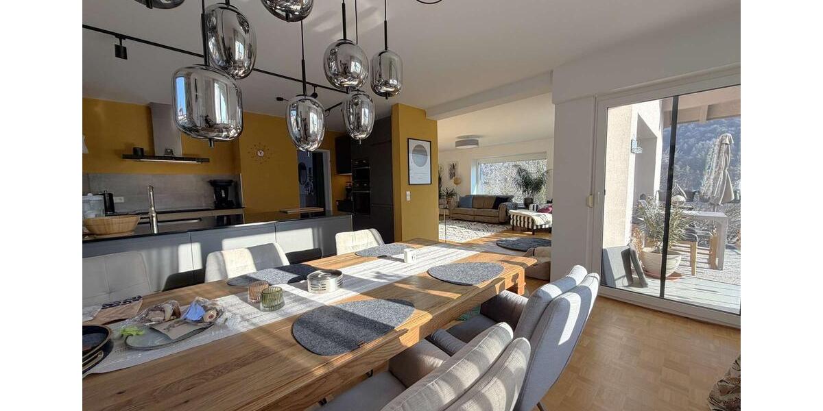 Einmalig und fast Neubauniveau! Maisonettewohnung mit viel Platz und toller Aussicht! 6.5 zimmer