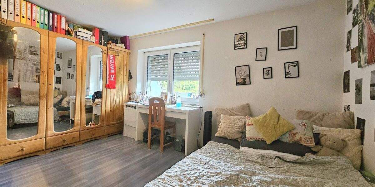Wohnhaus mit drei Wohnungen, Doppelgarage und mehrere Stellplätze 1 zimmer